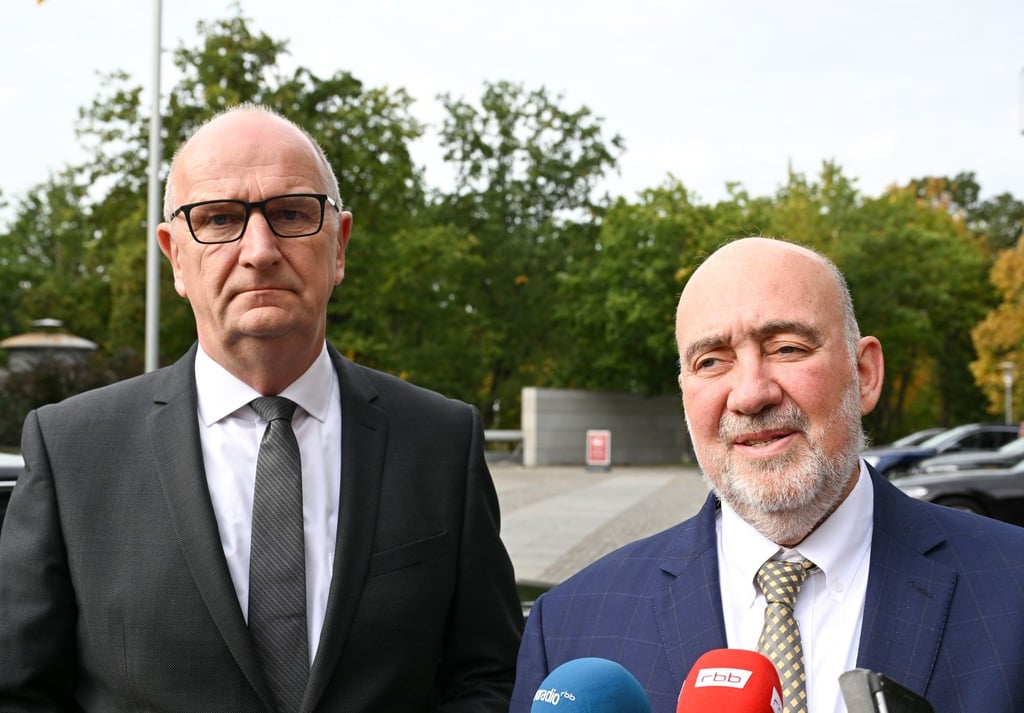 Dietmar Woidke (l) und der israelische Botschafter Ron Prosor geben vor dem Kongresshotel am Luftschiffhafen Statements.