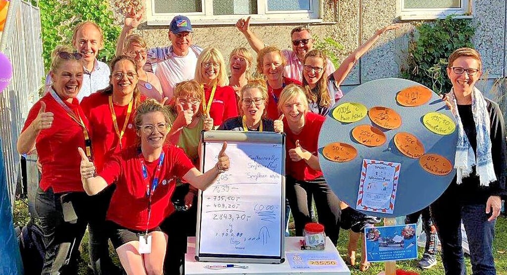 Das Team der Magdeburger Kita Valentin hat sich beim Aktionstag mit Eltern und Kindern Geld erspielt. Eine Stiftung hat den Betrag verdoppelt, der für den Bauspielplatz verwendet wird.