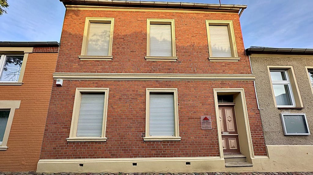 Die WBVG Wohnungsbau- und Verwaltungsgesellschaft Tangermünde mbH. Der langjährige Geschäftsführer wurde fristlos, außerordentlich und mit sofortiger Wirkung abberufen.