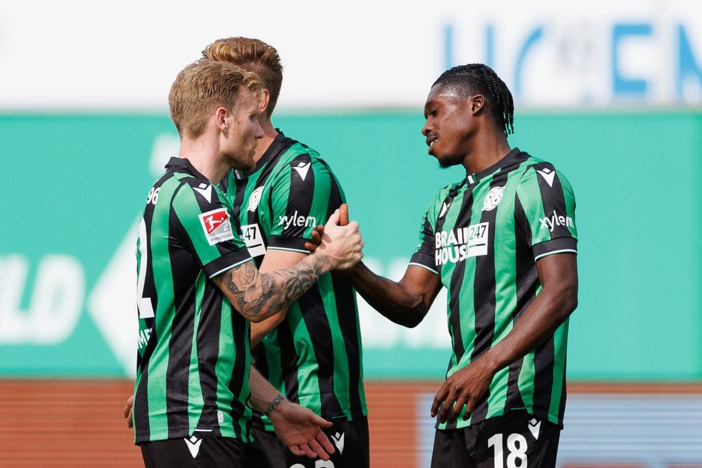 Andreas Voglsammer (l-r), Marcel Halstenberg und Derrick Köhn von Hannover 96 jubeln nach dem Abpfiff über ihren Sieg.