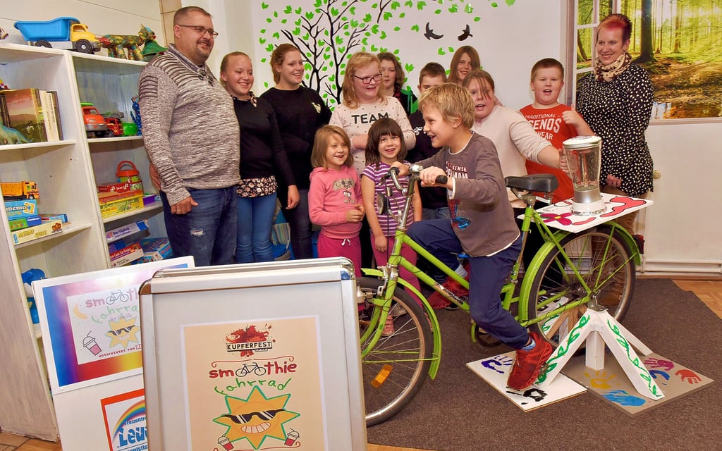 Der Jugendclub Leuchte im Haus der Jugend in Hettstedt hat ein Smoothie-Fahrrad unter Anleitung von Sven Becker gebaut. Beim Testlauf tritt Niklas kräftig in die Pedale, um aus reiner Muskelkraft die gesunde Flüssigkeit aus Obst und Gemüse herzustellen.