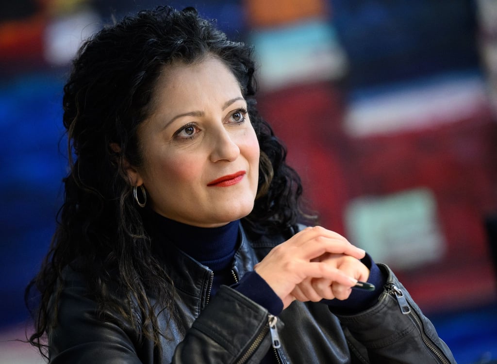 Cansel Kiziltepe (SPD), Berliner Senatorin für Integration und Antidiskriminierung, sitzt in ihrem Büro in Kreuzberg.