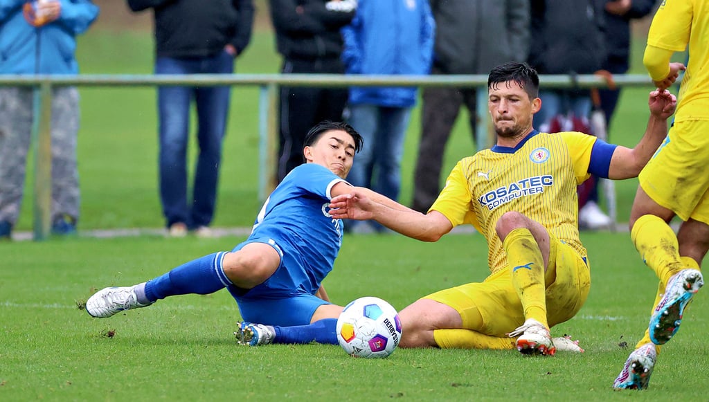 Präsentierte sich im Testspiel gegen Braunschweig um Jannis Nikolaou (r.): Sai van Wermeskerken. Der Probespieler agierte rechts und links und erhielt im Duell mit den Niedersachsen viel Spielzeit. Eine Entscheidung, wie es mit ihm weitergeht, steht noch aus.