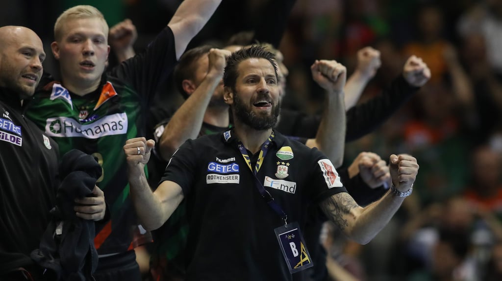 Bennet Wiegert und der SC Magdeburg wollen wie beim Viertelfinale-Erfolg gegen Wisla Plock jubeln. Am Donnerstag sind die Grün-Roten in Polen zu Gast.