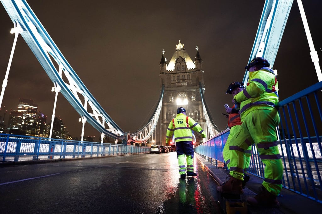 Ingenieure arbeiten an der Tower Bridge. Zum ersten Mal seit Jahrzehnten werden die zwei Meter langen „Nasenbolzen“, die die beiden Baskülen (Brückendecks) zusammenhalten, wenn die Brücke geschlossen ist, entfernt und ersetzt.