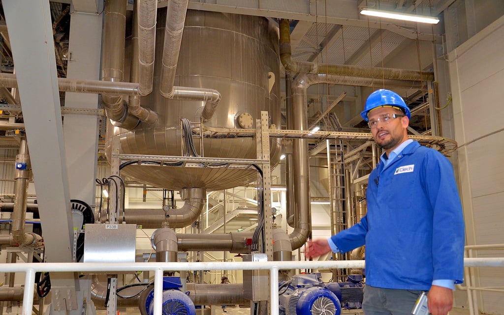 Andreas Lange ist Abteilungsleiter für Solereinigung und Kristallisation im Ciech-Salzwerk. Er arbeitet gern hier in den bis zu 40 Meter hohen Anlagen, auch wenn die Temperaturen im Bereich der Verdampfer bis zu 50 Grad Celsius erreichen.