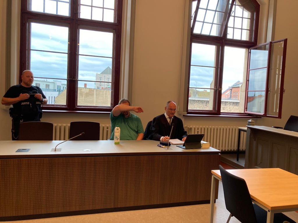 Urteil wegen schwerer Kindesmisshandlung gegen Tagesvater aus Halle: Vor der Urteilsverkündung: der Angeklagte mit seinem Verteidiger Johann Christoph Schaar.
