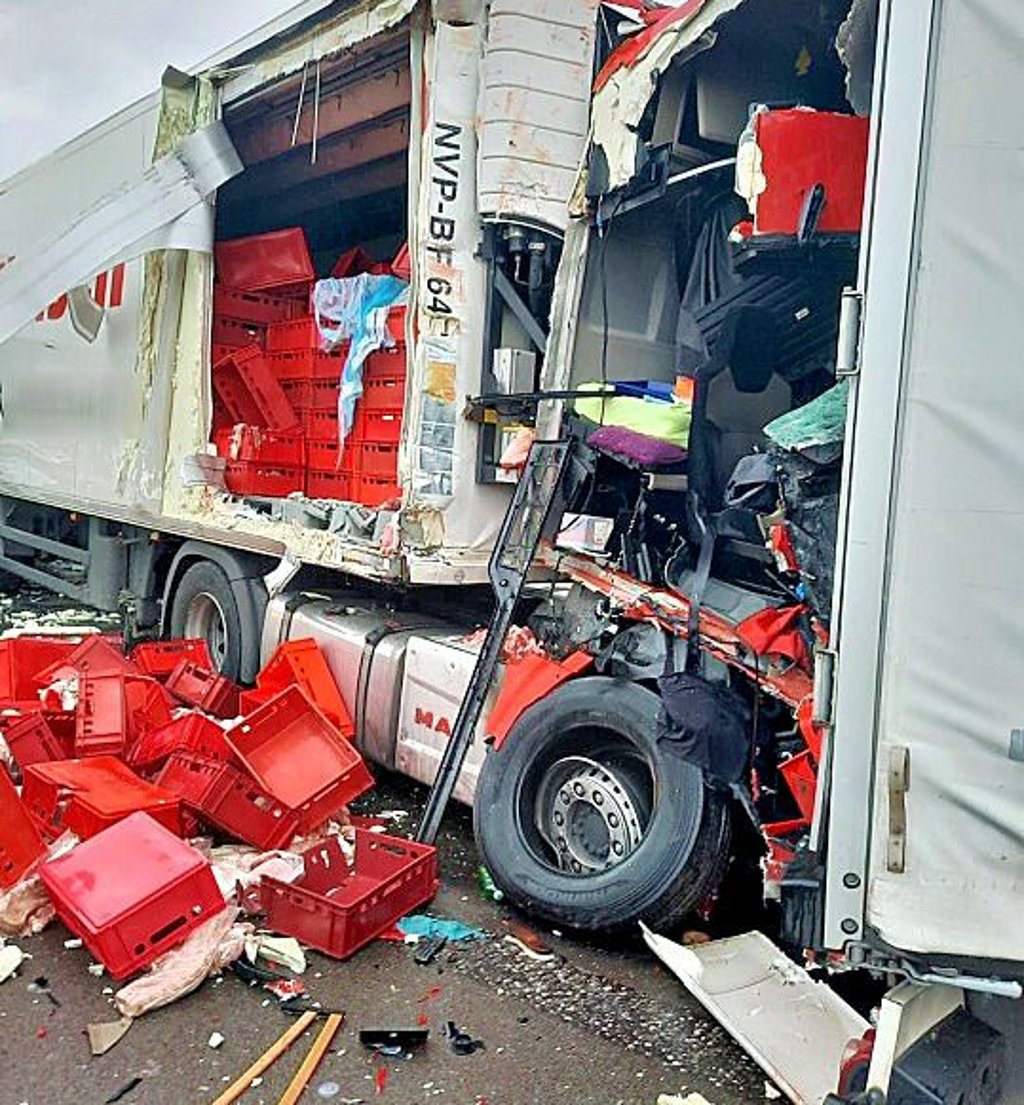 Folgeunfall auf der A14 mit mehreren Lkw: Dieser Laster verlor Teile seiner Ladung.