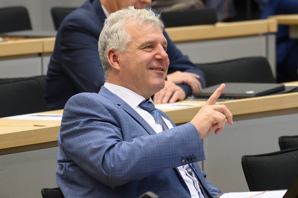 CDU-Fraktionsvorsitzender Guido Heuer sitzt während der Landtagssitzung im Plenarsaal.