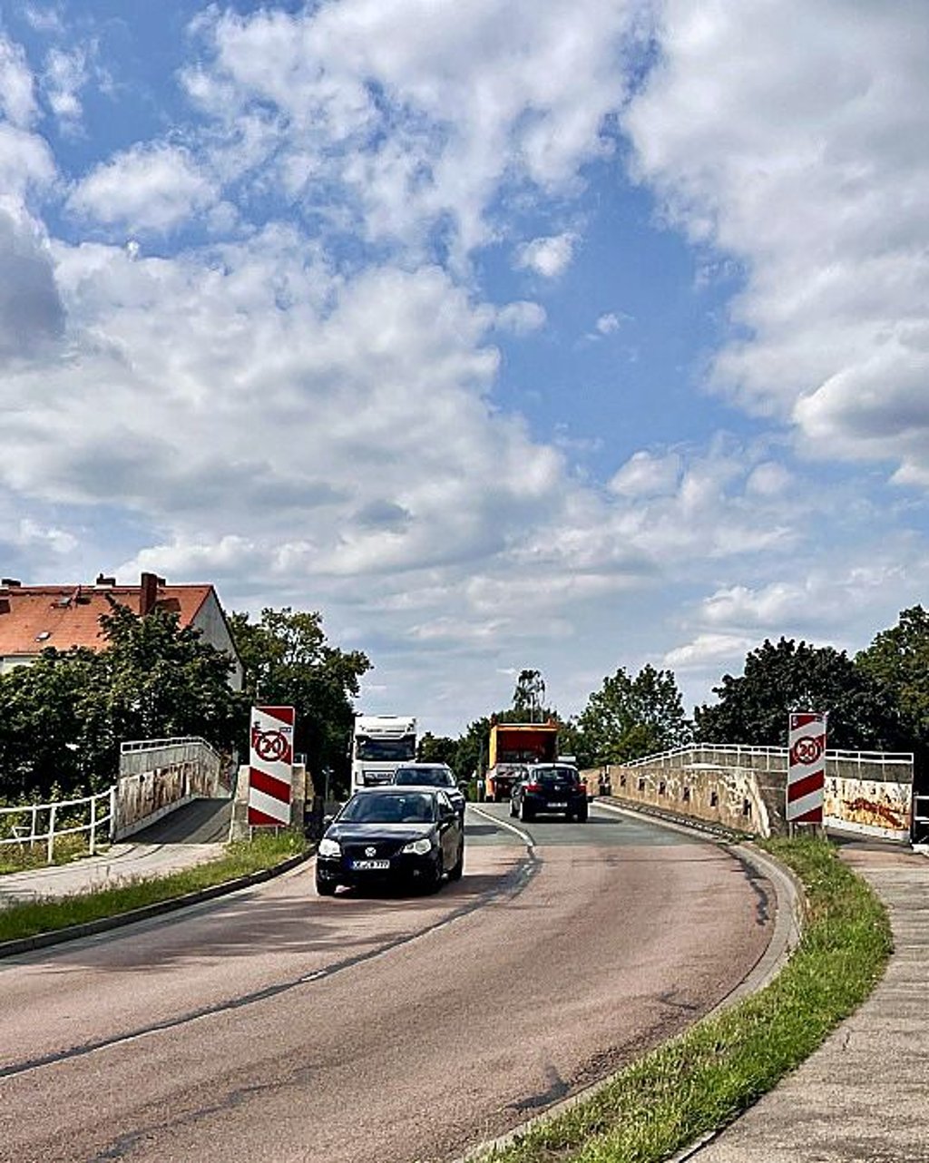 Auf der kaputten Zerbster Brücke darf derzeit nur noch mit Tempo zehn gefahren werden.