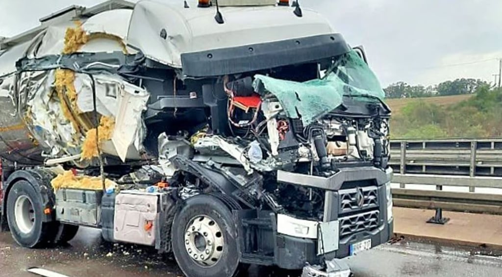 Ein Lkw-Fahrer bemerkte den Stau auf der Autobahn A14 zu spät und fuhr aufs Stauende auf. So kam es zu einem Folgeunfall.