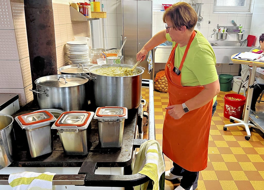 Ramona Henschke bereitet in der Schulküche in Schollene das Mittagessen zu – hier Jägerschnitzel mit Kartoffeln und Bohnengemüse. Sie versorgt auch die benachbarte Kita - mehr geht leider nicht.