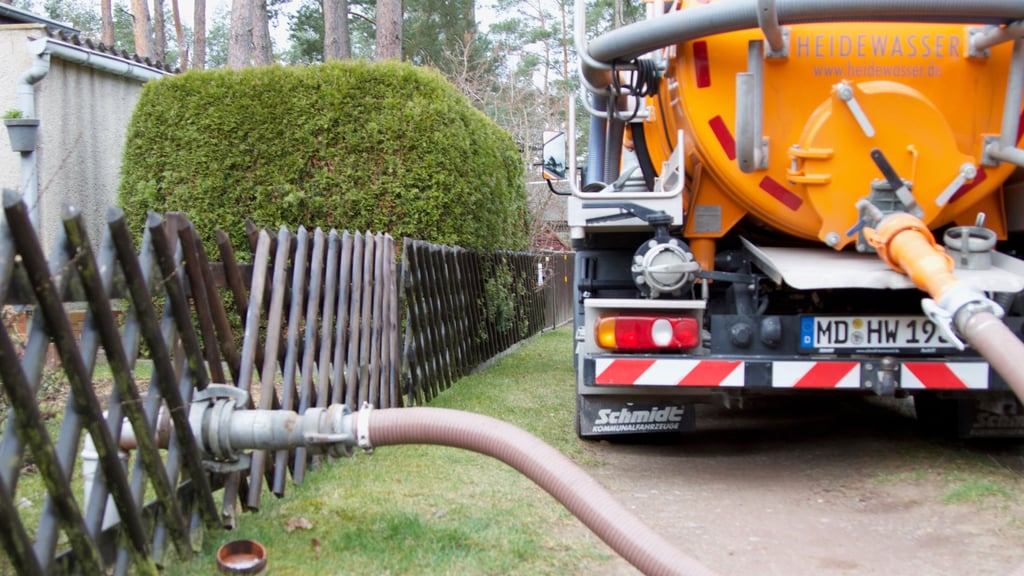 Mit der Forderung, dass Sammelgrubenbesitzer rund um Zerbst zum Abpumpen des Abwassers an der Grundstücksgrenze Saugstutzen zu installieren haben, begann die hitzige Diskussion.
