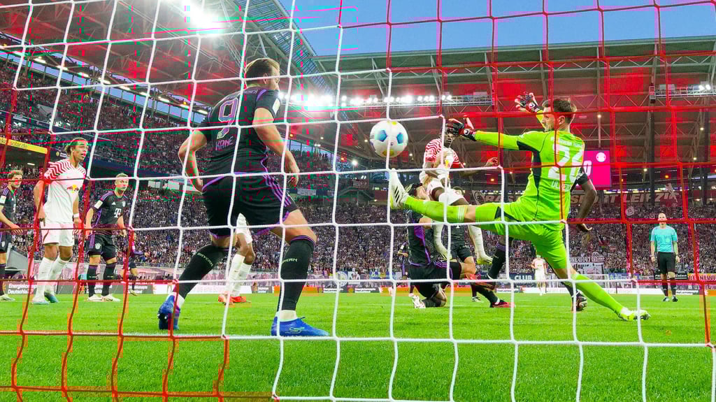 Die Chancenverwertung - hier trifft Castello Lukeba gegen Bayern München - ist statistisch bislang das Beste in der Bundesliga-Saison von RB Leipzig.