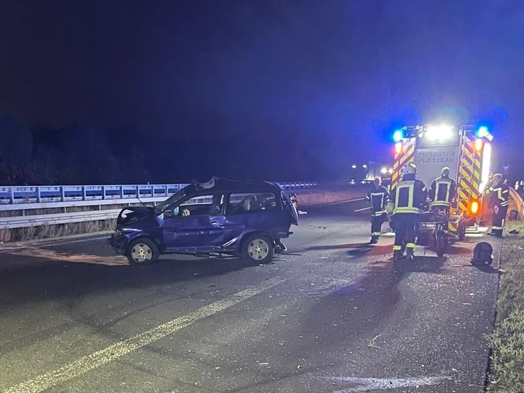 Nach einem Reifenplatzer wurde ein Pkw auf der A14 bei Könnern von einem Laster auf die Fahrbahn geschoben.