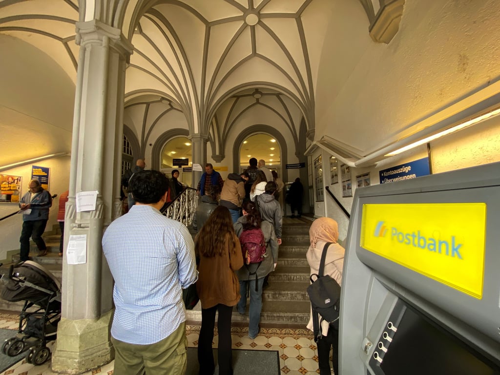Lange Warteschlangen standen noch bis vor kurzem in einer Postbank-Filiale in Magdeburg an der Tagesordnung. Das Unternehmen versprach eine schnelle Lösung.