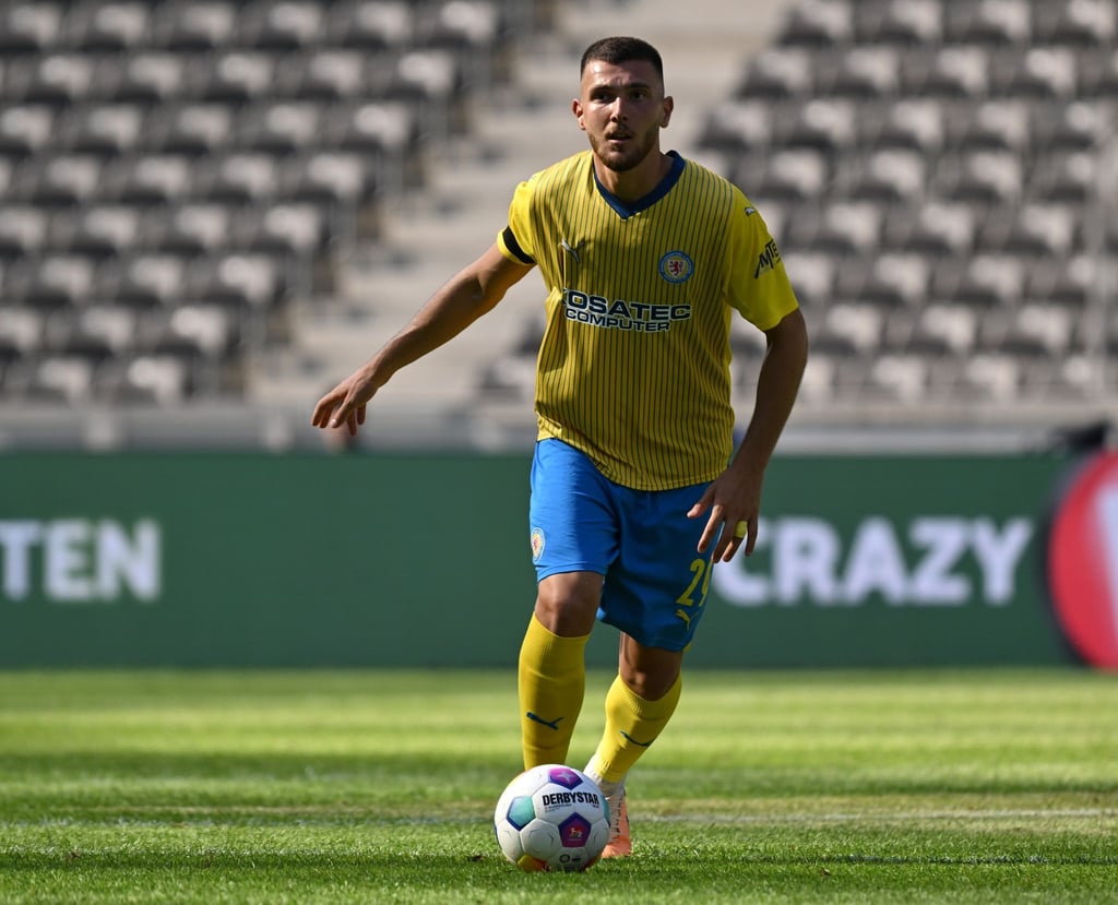 Nach umstrittenen Social-Media-Beiträgen des Fußball-Profis Hasan Kurucay zu den Terrorattacken in Israel hat sich der Club von den Aussagen des Innenverteidigers distanziert.
