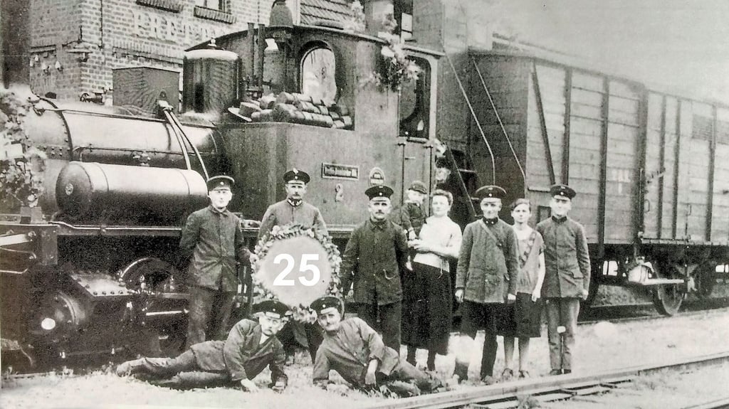 Bahnarbeiter posieren 1927 am Bahnhof Prettin vor der Lok eines Zuges zum 25. Gründungsjahr der Strecke. Ganz rechts im Bild ist Erich Packmohr, geboren 1909, neben seiner Schwester Charlotte, geboren 1905, zu sehen. Ihr Vater Julius Packmohr war seit 1902 und dann viele Jahre der Gründungsdirektor der Bahsstrecke zwischen Prettin und Annaburg, berichtete Reiner Helling.