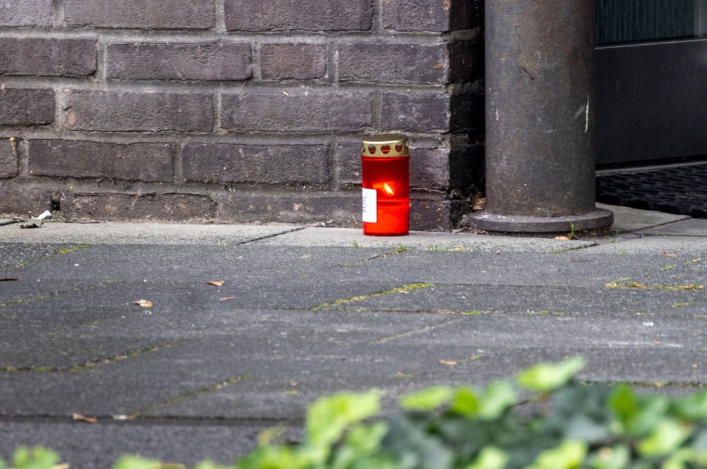 Eine Kerze vor dem Wohnhaus der Familie in Dinslaken. Nach dem Vater ist nun auch die Mutter der Dreijährigen festgenommen worden.