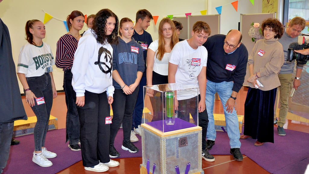 Hinter den Objekten stecken Geschichten, auch wenn es „nur“ eine Trinkflasche ist. Schüler der Puschkin-Gemeinschaftsschule Oschersleben entdecken Exponate des Jüdischen Museums aus Berlin. Mitarbeiter haben in der Oschersleber Schule Halt gemacht.