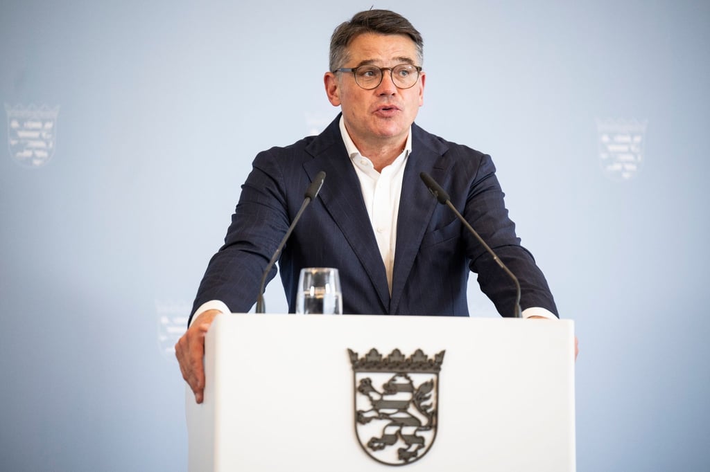 Boris Rhein (CDU), Ministerpräsident von Hessen, spricht auf einer Pressekonferenz.