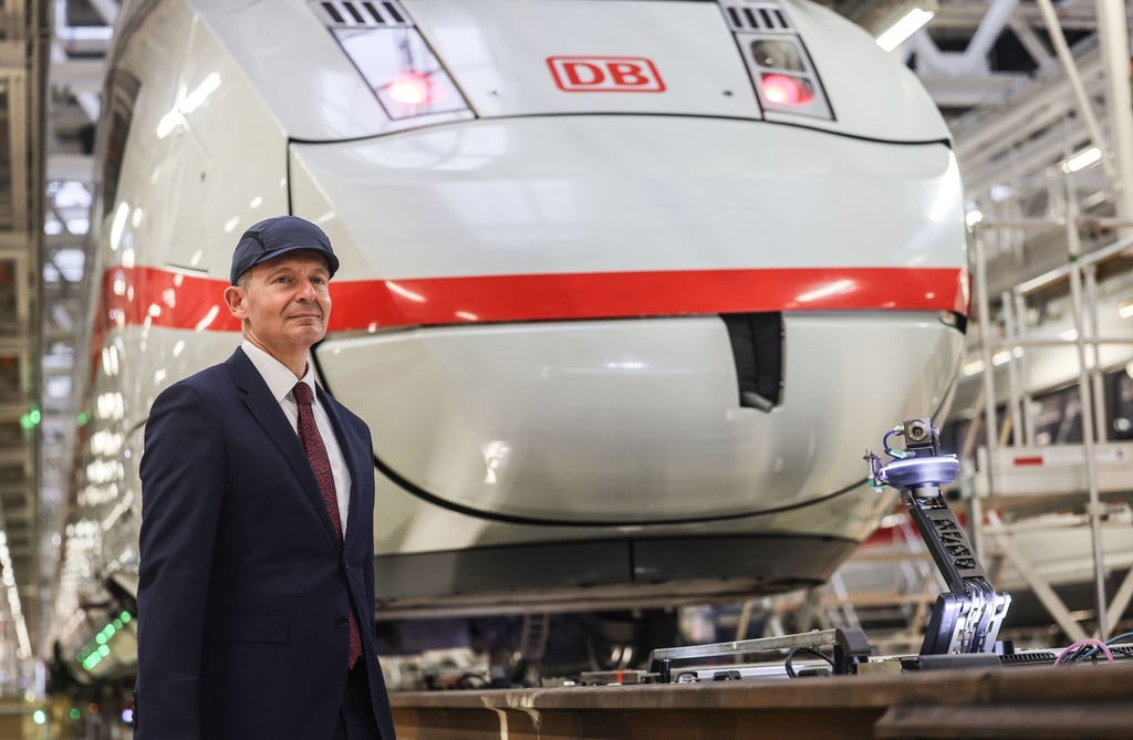 Volker Wissing (FDP), Bundesverkehrsminister, steht vor einem ICE der Deutschen Bahn in der Wartungshalle.