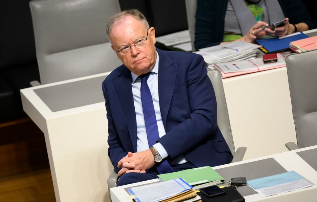 Stephan Weil (SPD), Ministerpräsident Niedersachsen, sitzt im Landtag.