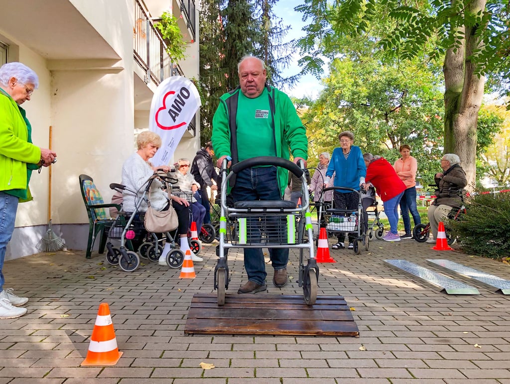 Rollatorenschule am Awo-Pflegezentrum in Quedlinburg: Klaus Glandien von der Verkehrswacht aus Völpke zeigt auf dem Parcours, wie man mit dem Rollator sicher unterwegs ist.