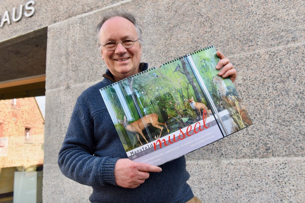 Ralph Hinterkeuser präsentiert stolz seinen Kalender „Mansfeld museal“.
