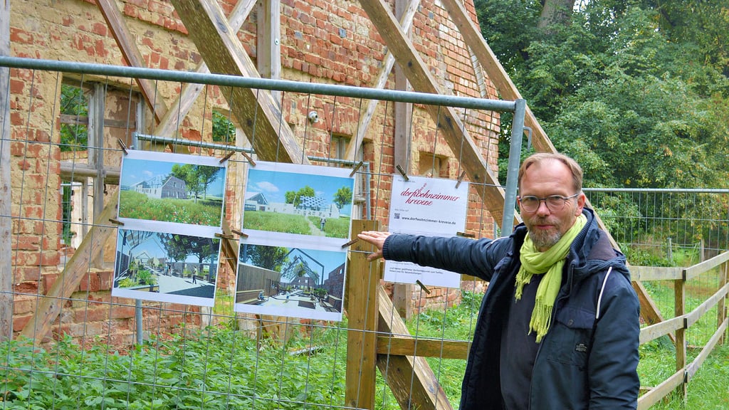 Ralf Engelkamp weist auf die neuen Pläne für das sogenannte Dorfwohnzimmer. auf dem alten Gutshof in Krevese bei Stendal.