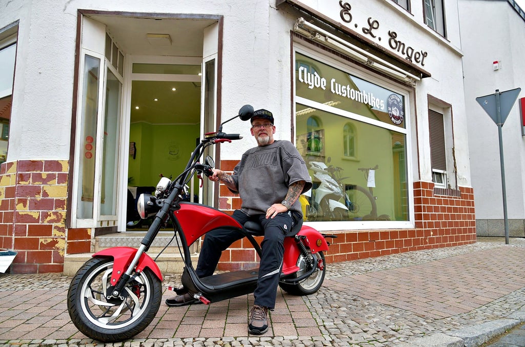 Jens Schwidder bietet in seinem Nienburger Geschäft auch Elektro-Chopper an.