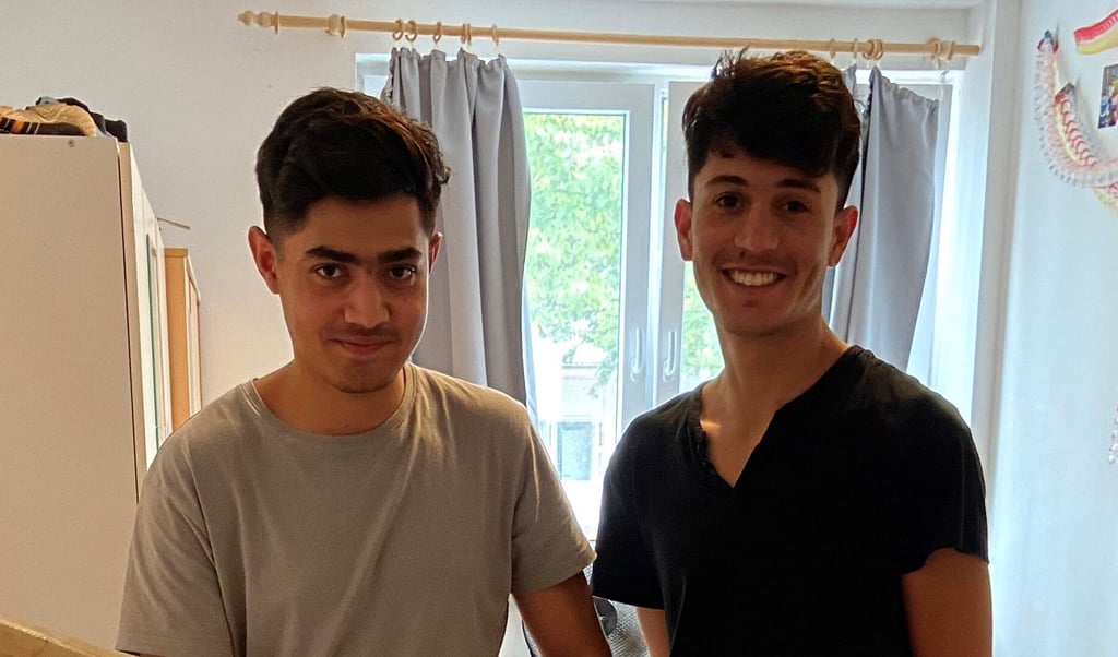 Im Jugendheim in Magdeburg-Olvenstedt sind 17 unbegleitete minderjährige Flüchtlinge untergebracht. Farhad (links) ist seit Dezember in Deutschland. Auf dem Foto ist er mit seinem Zimmernachbarn Waliullah Safi, beide 17 Jahre alt, zu sehen.
