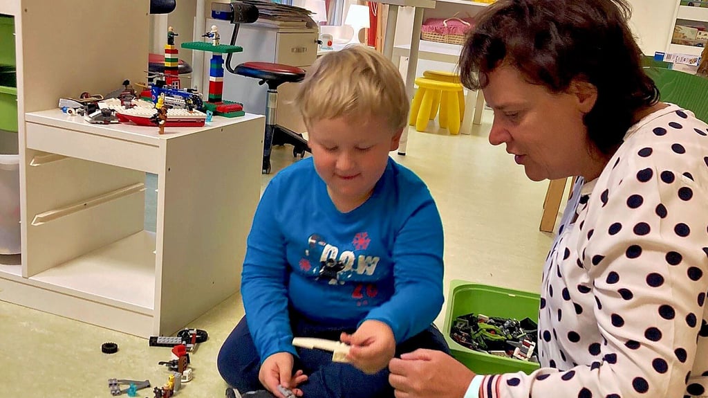Kita-Kind Jake Bornschein spielt mit Heilpädagogin Simone Barth.