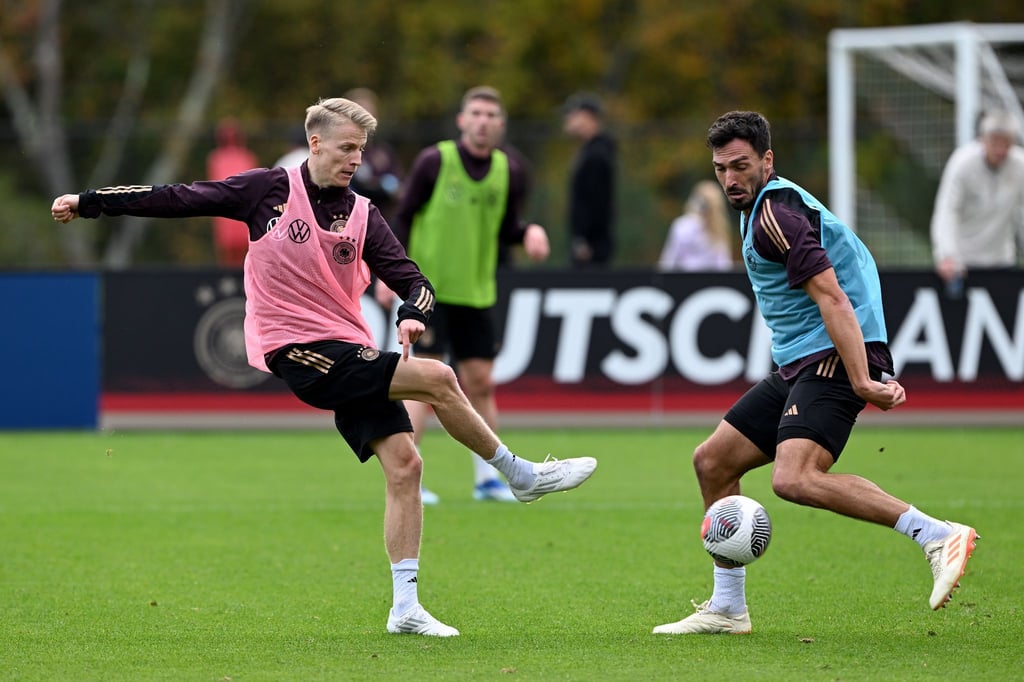 Chris Führich (l) und Mats Hummels beim DFB-Training in Foxborough.