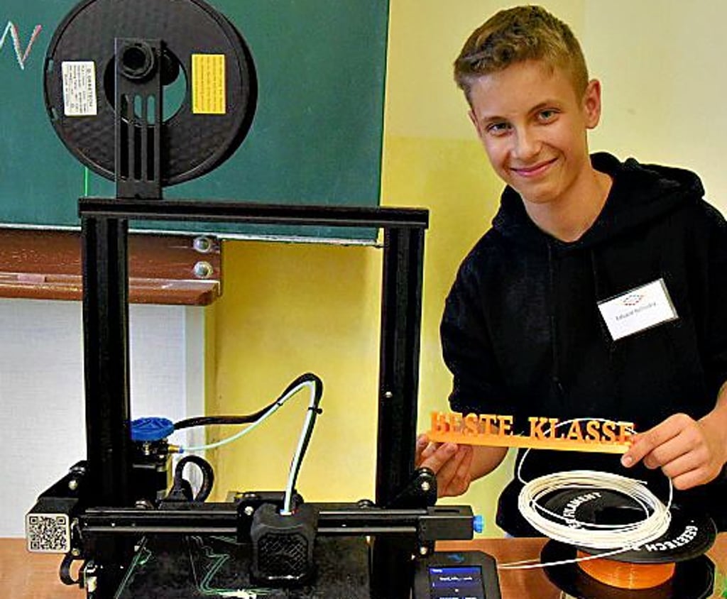 Der Tornitzer Neuntklässler Eduard am 3-D-Drucker.