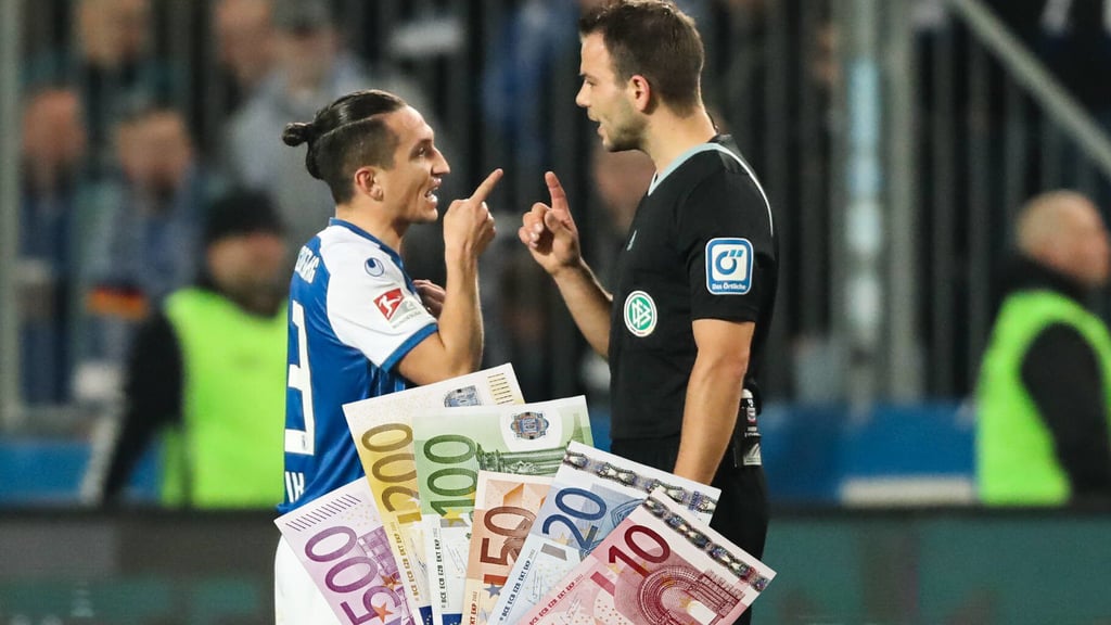 FCM-Spieler Baris Atik diskutiert mit dem Schiedsrichter.