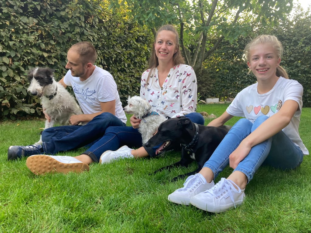 Mario, Claudia und Emilia Alsleben mit ihren Hunden Frieda, Marly und Titus.