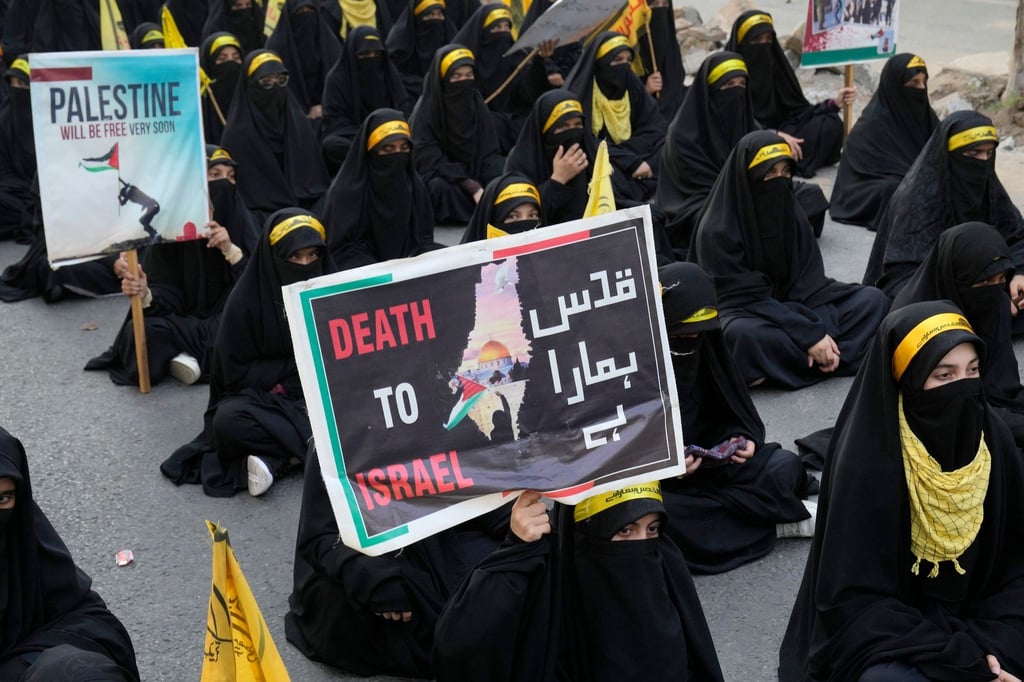 Anhängerinnen der religiösen, muslimischen Organisation „Jamaat-e-Islami“ nehmen in Lahore an einer Demonstration gegen die israelischen Luftangriffe auf den Gazastreifen und zur Solidarität mit den Palästinensern teil.