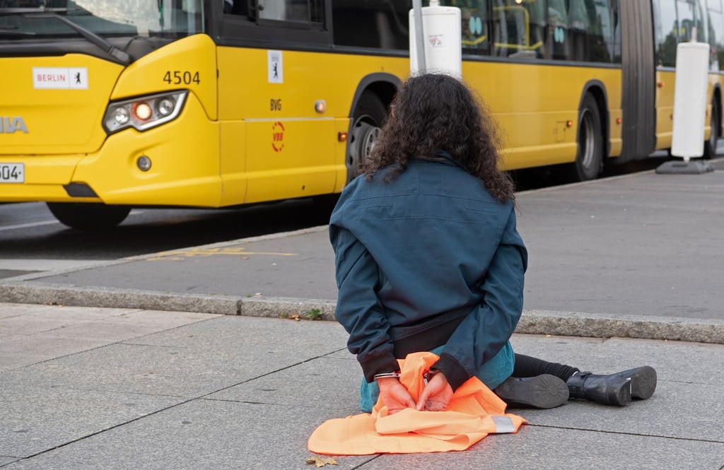 Eine Aktivistin der Letzten Generation protestiert am 06.10.2023 in Berlin.