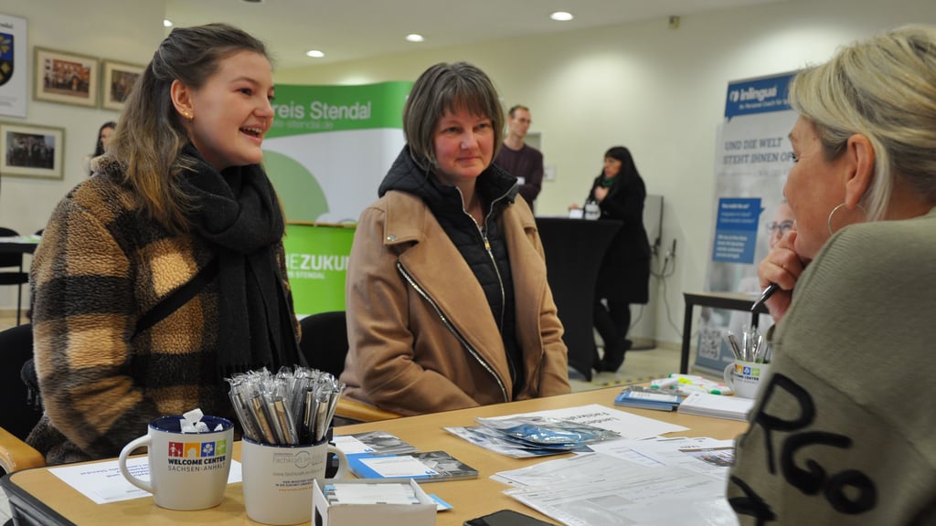 Ein Bild vom Rückkehrertag 2022 in Stendal: Annemarie Schwiecker (links) lässt sich gemeinsam mit ihrer Mutter Alexandra von Jana Worreschk von der Landesinitiative "Fachkraft im Fokus" Sachsen-Anhalt am Rückkehrertag beraten.