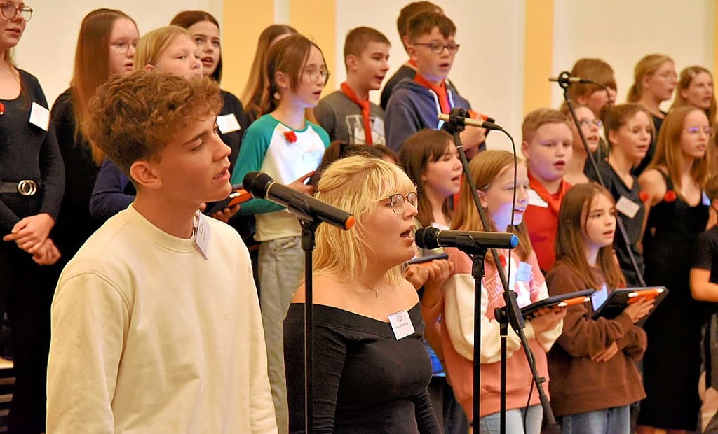 Die Aula war voll, als Anita Strandts Schulchor auftrat. Für Gänsehautmomente sorgten die Solisten Luis (Biere) und Hannah (Zens).