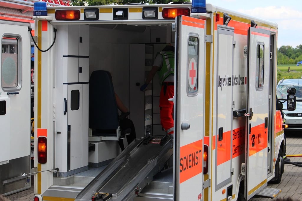 Mit schweren Verletzungen ist ein 16 Jahre altes Mädchen nach einem Unfall in Badersleben im Harz ins Krankenhaus gebracht worden. Der Unfallfahrer verletzte sich nach einem Zusammenprall nur leicht. Symbolbild: