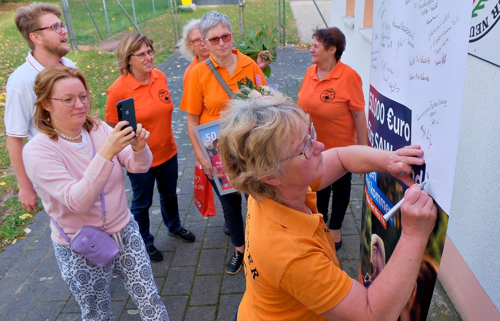 Heike Schulze vom Annaburger Verein „Neuhäuser hinter dem Neugraben“ trägt sich auf der Siegerwand ein.