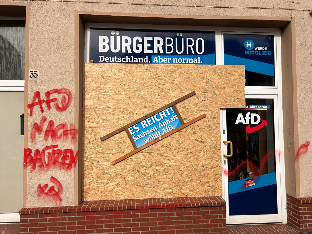 In der Nacht zum Freitag wurde im AfD Büro Gardelegen die Scheibe eingeworfen.
