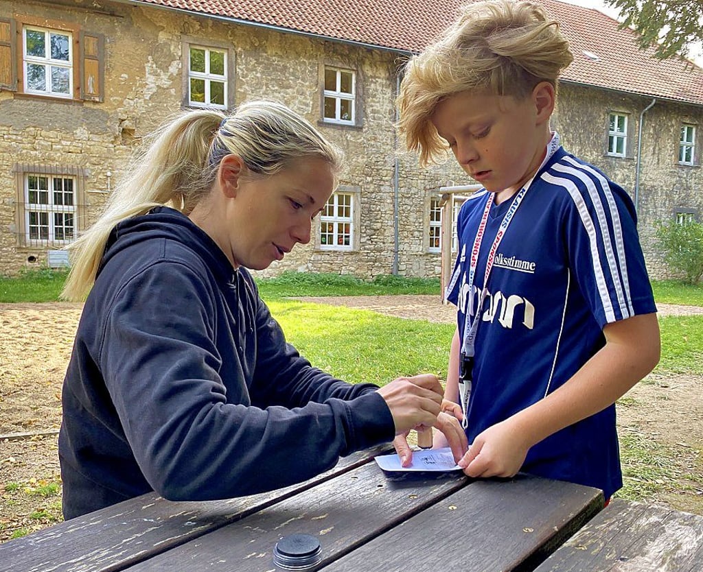 Nach jeder kompletten Runde erhalten die Schüler – wie hier Ludwig aus der 4b – einen Stempel, mit dem sie am Ende die Gesamtzahl nachweisen können.