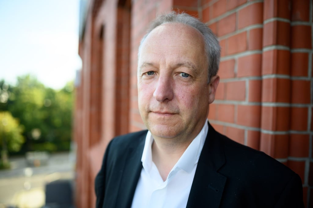 Bischof Christian Stäblein steht auf einem Balkon seinem Büro in Berlin-Friedrichshain.