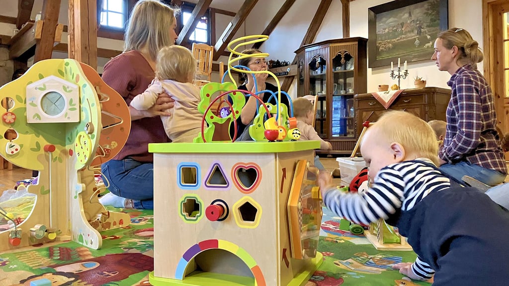 Im großen Saal des Heimatmuseums können die Kleinen spannende Spielsachen erkunden und die Großen sich untereinander austauschen.