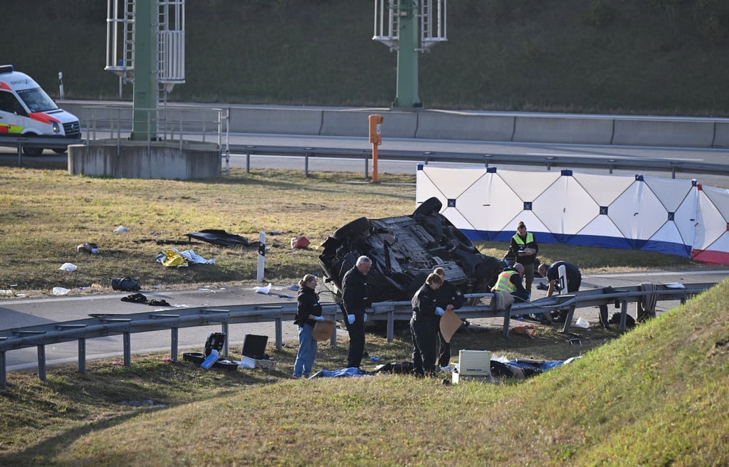 Rettungskräfte und Polizisten im Einsatz.