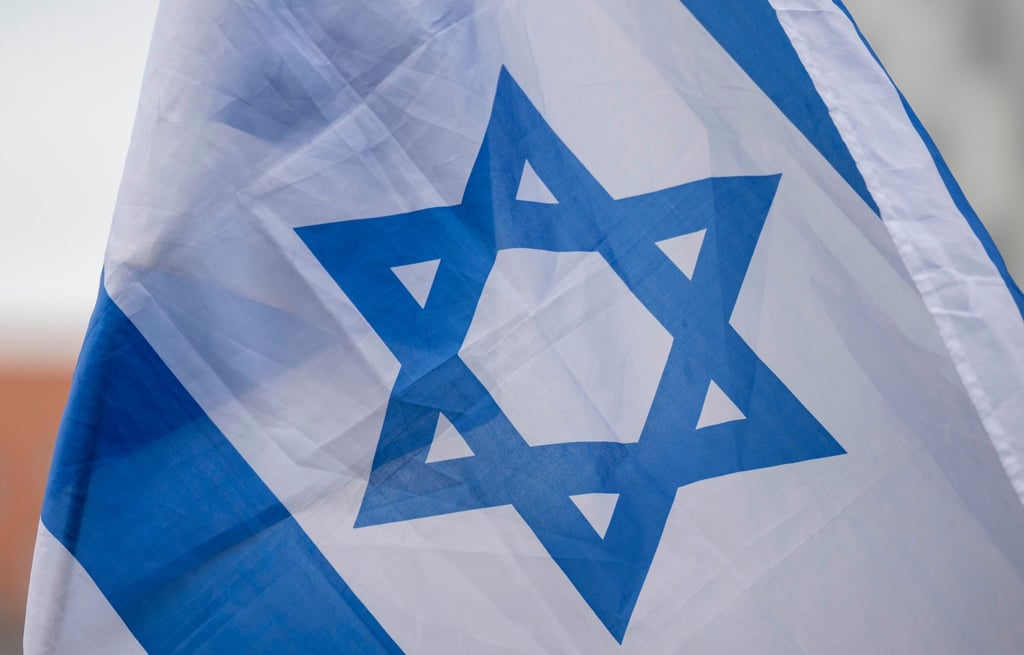 Die israelische Flagge weht im Wind.