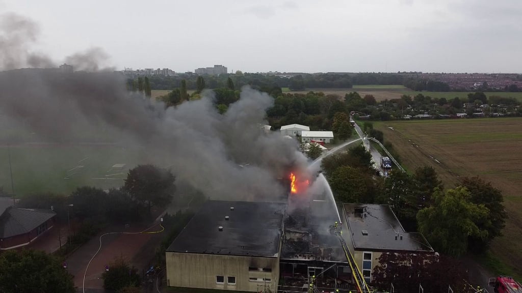 Einsatzkräfte der Feuerwehr sind bei Löscharbeiten in Ronneberg zu sehen.